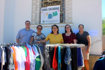 VICE-PREFEITA ELENICE CATTELAN VISITA O VARAL SOLIDÁRIO DO CRAS