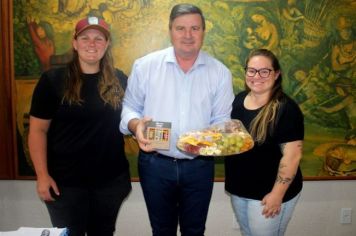 HOMENAGEM E GRATIDÃO: VISITA DA PALOUSE QUEIJARIA ARTESANAL AO PREFEITO BETO TURCHIELLO