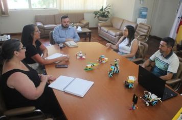 PREFEITO IGOR TAMBARA RECEBE PROPRIETÁRIOS DA ESCOLA INFANTIL LETRA E MAGIA