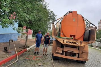 PREFEITURA SEGUE LEVANDO ÁGUA PARA FAMÍLIAS DO INTERIOR EM RAZÃO DA ESTIAGEM.