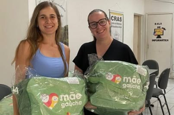 SECRETÁRIA RETIRA KITS DO PROGRAMA MÃE GAÚCHA