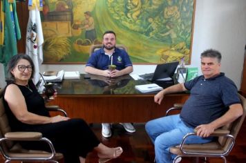 ENCONTRO ENTRE PREFEITO IGOR, VICE-PREFEITA ELENICE E O LÍDER DO GOVERNO NA CÂMARA 