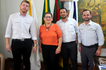 VICE-PREFEITA ELENICE CATTELAN RECEBE VISITA DOS CONSULTORES DE VENDA DA FELICE AUTOMÓVEIS