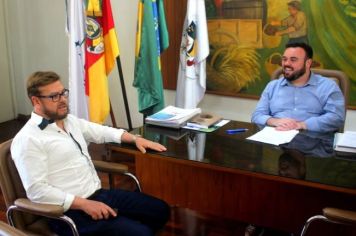 VISITA DO DIRETOR JOÃO LEMES DO GRUPO NP EXPRESSO AO PREFEITO IGOR TAMBARA