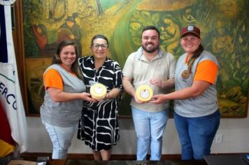 PREFEITO IGOR TAMBARA E VICE-PREFEITA ELENICE CATTELAN RECEBEM PRESENTE DA PALOUSE QUEIJARIA ARTESANAL