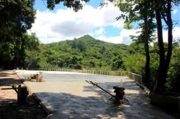 OBRA DO PISO DO TABLADO DO BALNEÁRIO FERNANDO SCHILLING AVANÇA E FICA PRONTA ESTA SEMANA