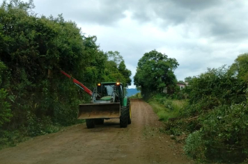SECRETARIA DE OBRAS INTENSIFICA ROÇADAS NO INTERIOR