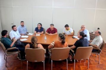 PREFEITO IGOR TAMBARA RECEBE VEREADORES E SERVIDORES PARA DISCUTIR PROJETO DE REAJUSTE SALARIAL