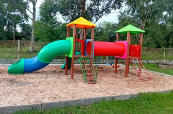 NOVIDADE NA ESCOLA VANDA MARIA: PRAÇA DE BRINQUEDOS CHEGA PARA ALEGRAR AS CRIANÇAS 