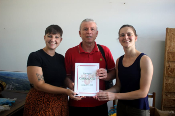 JAGUARIENSE FLÁVIO BOLZAN DOA LIVRO HISTÓRICO À BIBLIOTECA PÚBLICA MUNICIPAL 