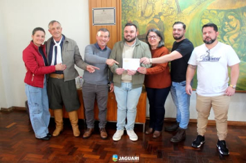 ORGANIZADORES DO JANTAR BAILE SOLIDÁRIO ENTREGAM RECIBO DE DOAÇÃO À PREFEITURA DE JAGUARI