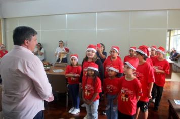 VISITA ESPECIAL DOS ALUNOS DO PROJETO CANTO CORAL AO CENTRO ADMINISTRATIVO MUNICIPAL