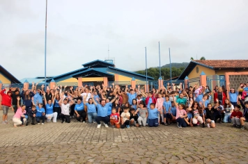 ALUNOS DA REDE MUNICIPAL RECEBEM UNIFORMES DE INVERNO EM JAGUARI