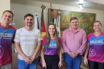 REPREENTANTES DO IFF ENTREGAM SOLICITAÇÃO AO PREFEITO BETO E AO VICE LUCAS