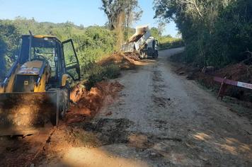 SECRETARIA DE OBRAS E VIAÇÃO REALIZA MELHORIAS NA ESTRADA DA LOCALIDADE DE CAIXA D’ÁGUA, 4º DISTRITO