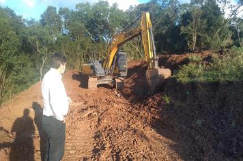 PREFEITO BETO ACOMPANHOU INÍCIO DAS OBRAS DE CASCALHAMENTO NO 4º DISTRITO