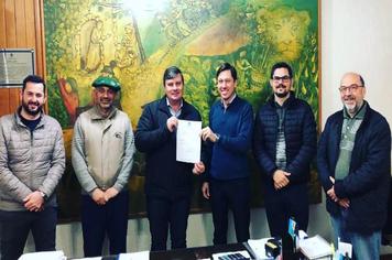 PREFEITO RECEBE REPRESENTANTE DA SECRETARIA DE OBRAS DO RS