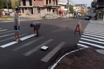 PREFEITURA REALIZA A PINTURA DAS FAIXAS DE PEDESTRES E RAMPAS DE ACESSIBILIDADE
