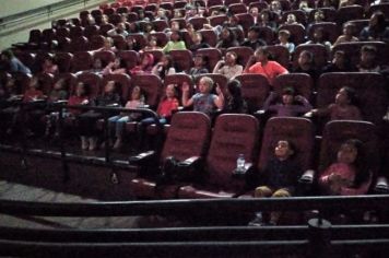 ALUNOS DA ESCOLA SÃO JOSÉ ASSISTEM A FILME NO CINEMA