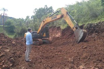 Prefeito Beto Turchiello vistoria obras de cascalhamento
