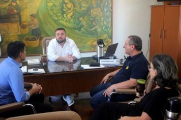 VISITA DO GERENTE DO BANCO DO BRASIL E AGENTE BANCÁRIO AO PREFEITO E VICE-PREFEITA
