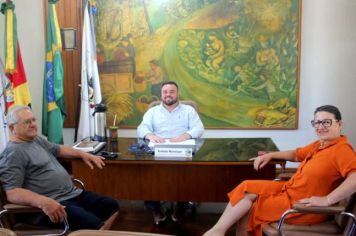 PRESIDENTE DO SINDICATO RURAL DE JAGUARI VISITA PREFEITO IGOR TAMBARA E VICE-PREFEITA ELENICE CATTELAN