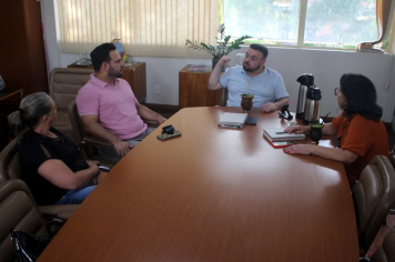 VISITA DA DIRETORA DA RÁDIO NOVA 87 FM AO PREFEITO IGOR TAMBARA E VICE-PREFEITA ELENICE CATTELAN