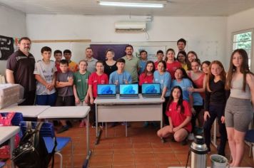 ALUNOS DO INTERIOR RECEBEM NOTEBOOKS NOVOS 