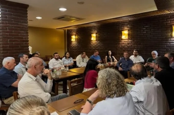 PREFEITO E VICE PARTICIPAM DE REUNIÃO DA AM CENTRO EM SANTA MARIA