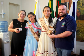 PREFEITO IGOR TAMBARA E VICE-PREFEITA ELENICE CATTELAN RECEBEM O PRENDADO E PEONADO DO CTG INVERNADA DO CHAPADÃO