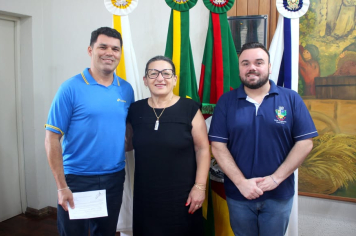 VISITA DO REPRESENTANTE DO CORREIO DE JAGUARI AO PREFEITO IGOR TAMBARA E À VICE-PREFEITA ELENICE CATTELAN 