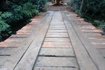 Equipe da Secretaria de Obras e Viação recupera pontilhão de madeira na zona rural