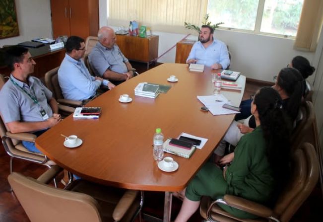 VISITA DA AFUBRA AO PREFEITO IGOR TAMBARA E VICE-PREFEITA ELENICE CATTELAN PARA APRESENTAÇÃO DO PROJETO VERDE É VIDA