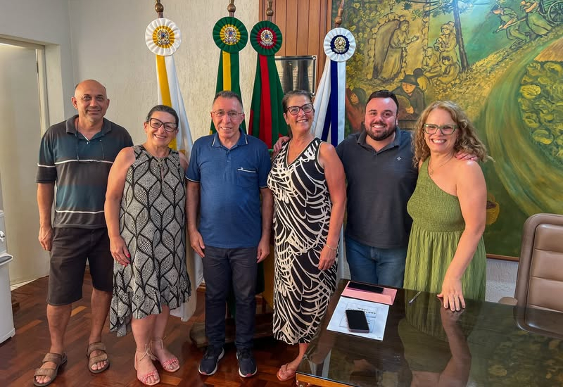 VISITA DO DEPUTADO ESTADUAL VALDECI OLIVEIRA AO PREFEITO IGOR E À VICE-PREFEITA ELENICE CATTELAN