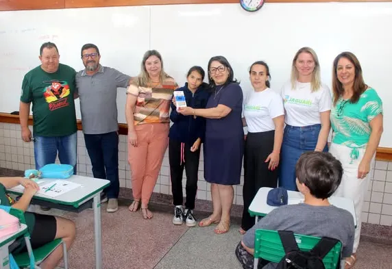 PREFEITURA DE JAGUARI REALIZA SORTEIO DE CELULAR PARA ESTUDANTES PARTICIPANTES DO SAEB E SAERS