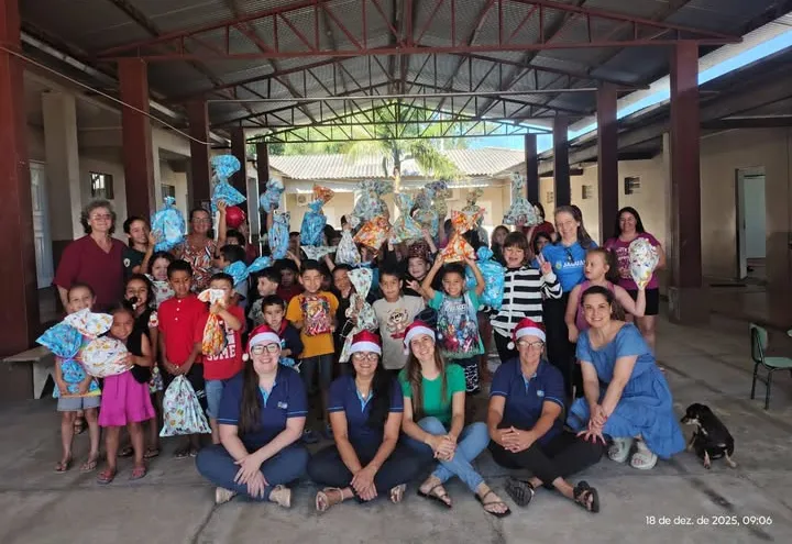 CRIANÇAS RECEBEM PRESENTES EM AÇÃO SOLIDÁRIA