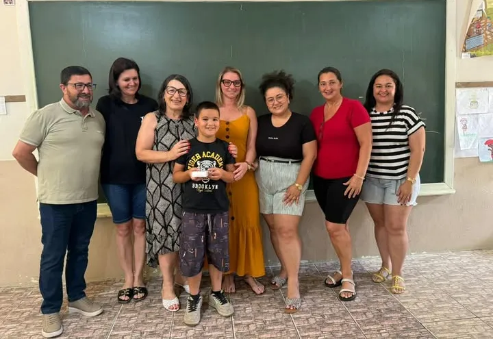 PREFEITURA DE JAGUARI REALIZA ENTREGA DE CELULAR A ESTUDANTE PARTICIPANTE DO SAEB E SAERS