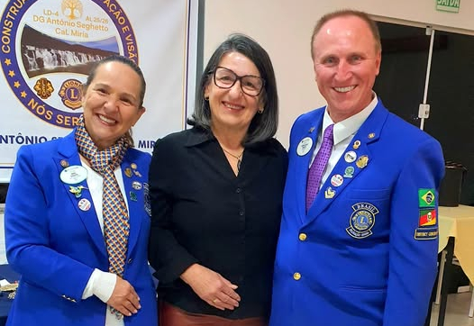 VICE-PREFEITA RECEPCIONA CASAL GOVERNADOR DO LIONS CLUBE DO DISTRITO LD-4