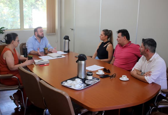 PREFEITO IGOR TAMBARA E VICE-ELENICE CATTELAN RECEBEM DIRETOR DO IRDESI E EQUIPE
