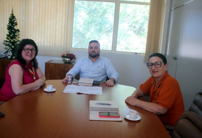 CÁTIA SIQUEIRA VISITA PREFEITO IGOR TAMBARA E VICE-PREFEITA ELENICE CATTELAN