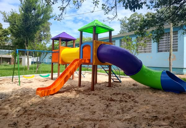 NOVO ESPAÇO DE LAZER PARA AS CRIANÇAS DE IJUCAPIRAMA: PRACINHA DE BRINQUEDOS NA ESCOLA INFANTIL DOCE ENCANTO 