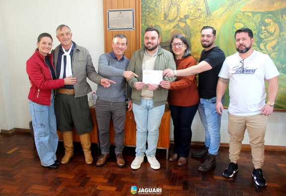 ORGANIZADORES DO JANTAR BAILE SOLIDÁRIO ENTREGAM RECIBO DE DOAÇÃO À PREFEITURA DE JAGUARI