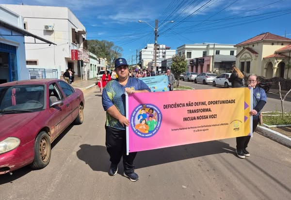 CAMINHADA “PASSOS QUE TRANSFORMAM” LEVA INCLUSÃO E CONSCIENTIZAÇÃO ÀS RUAS