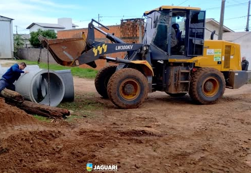 PREFEITURA DE JAGUARI SUBSTITUI PONTILHÃO DE MADEIRA POR TUBOS DE CONCRETO NA RUA CARLOS MINUZZI