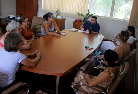 PREFEITO IGOR TAMBARA E EQUIPE RECEBEM A ASSOCIAÇÃO JAGUARIENSE DE ARTESÃS