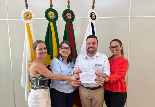 PREFEITO E VICE RECEBEM CONVITE PARA ESPETÁCULO “DE MENINA A MULHER”