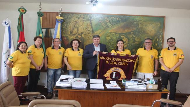 GOVERNADOR DO LIONS CLUBE VISITA JAGUARI