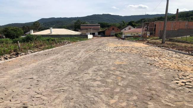 RUA ATÍLIO GIACOMELLI TEM 50% DA OBRA DE PAVIMENTAÇÃO CONCLUÍDA