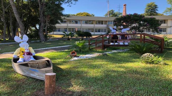 PRAÇA GILSON CARLOS REGINATO COMEÇA A SER ORNAMENTADA PARA A PÁSCOA