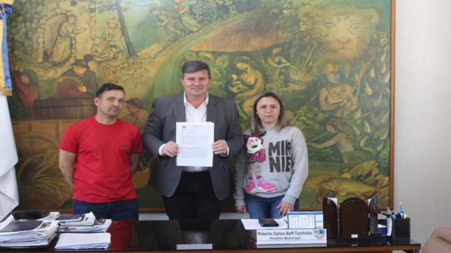 PREFEITURA ENTREGA MAIS UM TÍTULO DE PROPRIEDADE